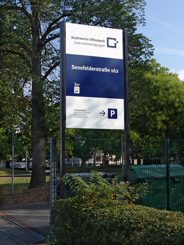 schildgestaltung an einfahrt stadtwerke bei straße